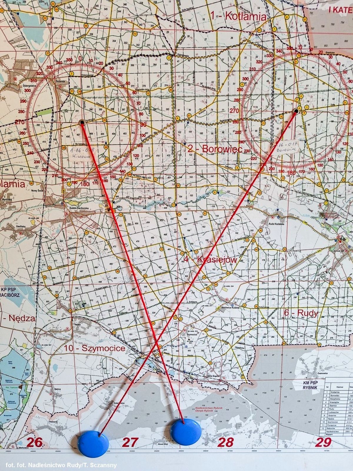 Mapa przedstawiająca, w jaki sposób z wież obserwacyjnych lokalizuje się miejsce pożaru (przykład z leśnictwa Szymocice).