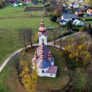 Widok na cerkiew w Łabowej z lotu ptaka