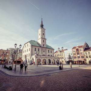 Widok zabytkowy ratusz i rynek w Gliwicach