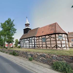 Kalsko z urokliwym kościołem w centrum wsi