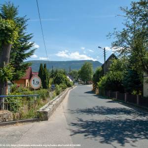 Malowniczo położona miejscowość Ścięgny u stóp Karkonoszy.