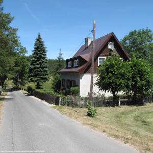 Malowniczo położona u podnóża Karkonoszy wieś Borowice.