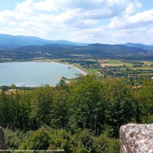 Malowniczo położona wieś Marczyce nad zbiornikiem Sosnówka.