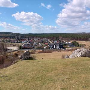 Malowniczo położona wieś Mirów na Jurze.