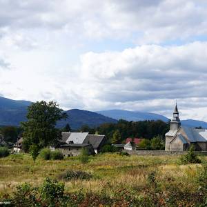 Malowniczy Bukowiec na tle Karkonoszy