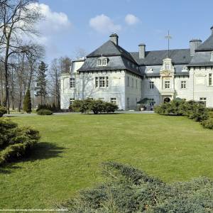 Pałac z otaczającym go urokliwym parkiem w Miłkowie.