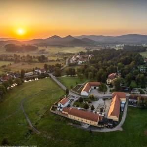 Panorama zespołu pałacowego w Łomnicy