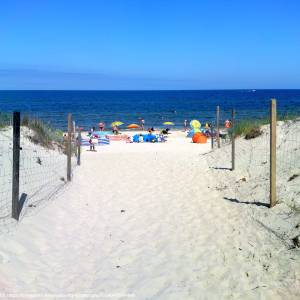 Wejście na plażę w Pogorzelicy