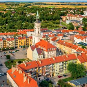 Widok na ratusz i rynek w Prudniku