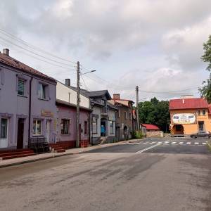 Widok na stare domy przy lelowskim rynku.