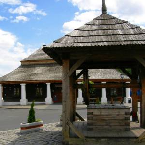 Studnia i stara karczma na rynku w Sławkowie