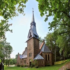 Urokliwy kościółek w Dąbrowicy