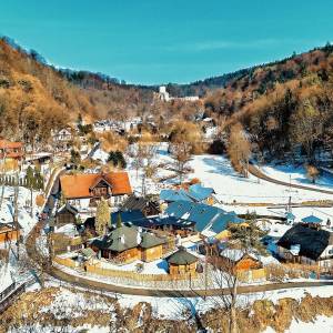 Widok na Ojców w zimowej szacie z Jonaszówki