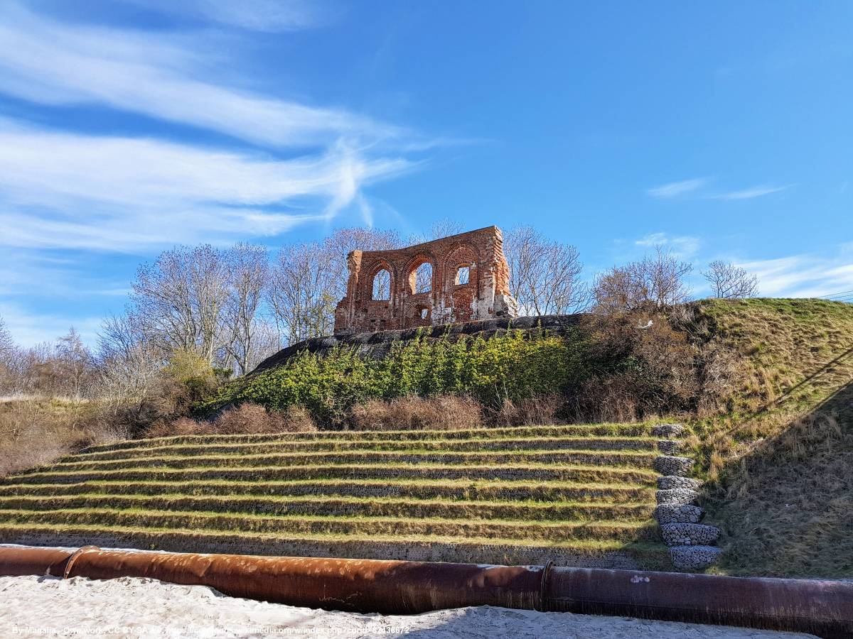 Trzęsacz - atrakcje turystyczne, co warto zwiedzić? - ruiny kosciola na klifie w trzesaczu