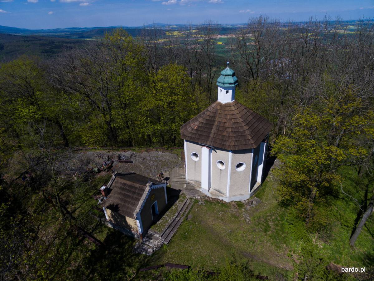 Trasa na Kalwarię Bardo i punkt widokowy "Obryw Skalny" - kaplica gorska 3