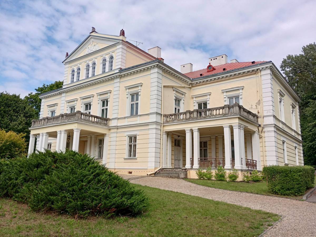 Rowerem w dolinie Wiercicy – malowniczy szlak przez serce Jury - palac raczynskich w zlotym potoku 9