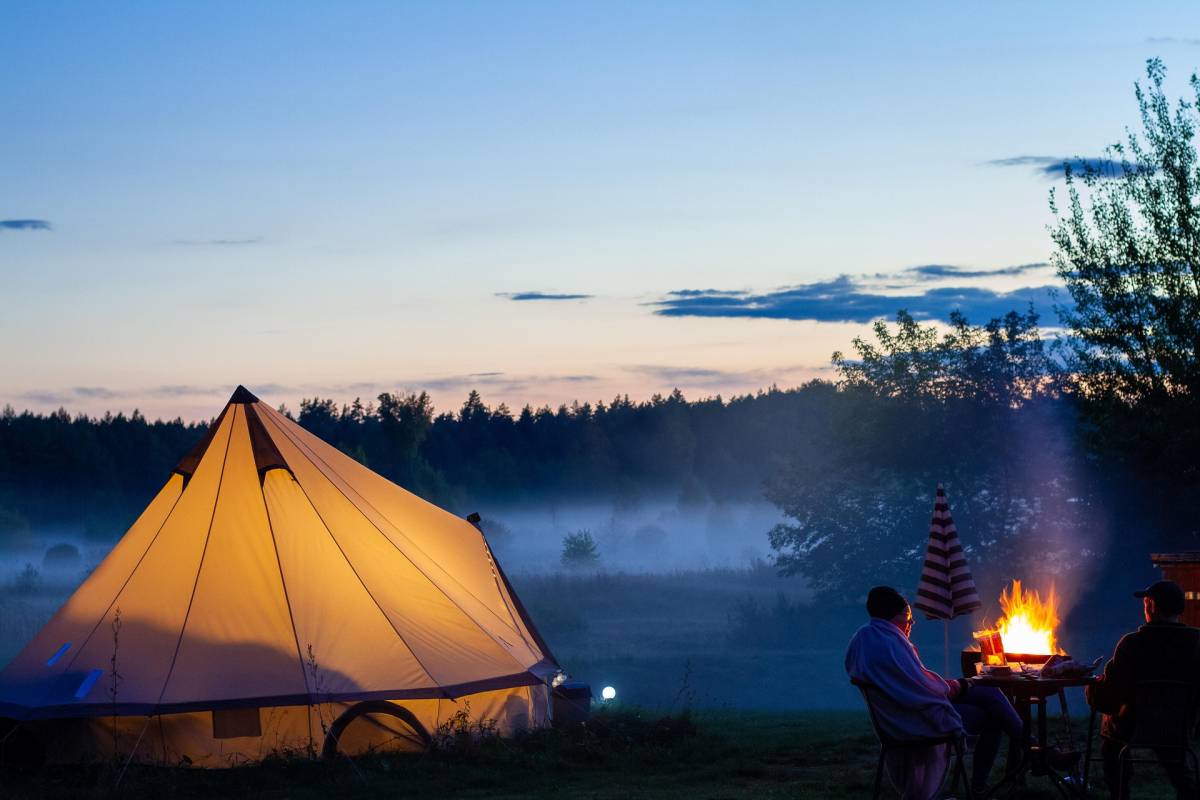 Wakacyjne trendy Polaków w 2025 roku - glamping