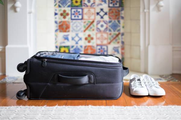 Jak wybrać odpowiednie kółka do walizki i przedłużyć jej żywotność - small overnight weekender black suitcase with whee 2025 02 22 17 19 57 utc