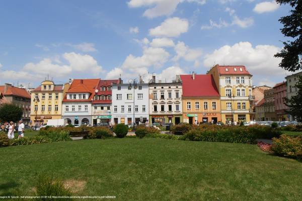 Głuchołazy - atrakcje turystyczne, co warto zwiedzić? - panorama rynku w glucholazach