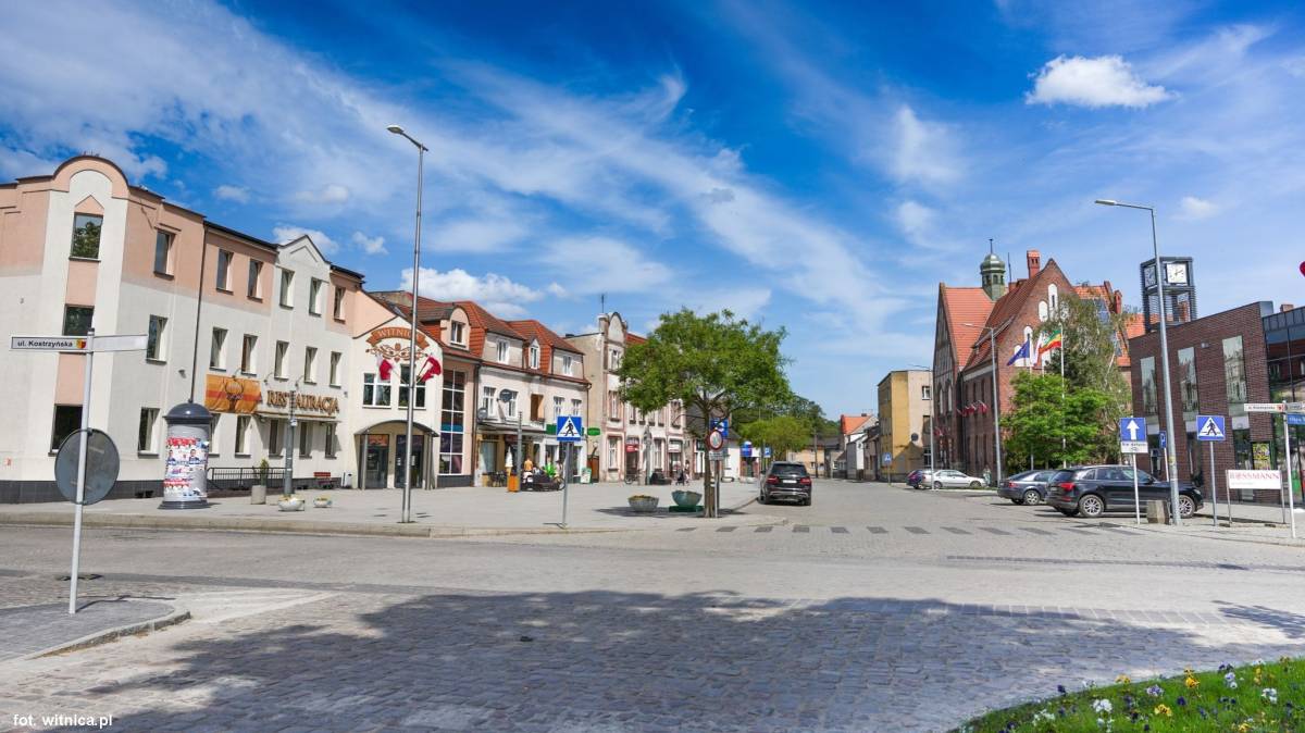 Witnica - atrakcje turystyczne, co warto zwiedzić? - widok na kamienice przy rynku w witnicy