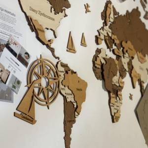 Drewniana mapa świata 3D - dlaczego warto ją mieć? - losokawood mapa swiata na sciane