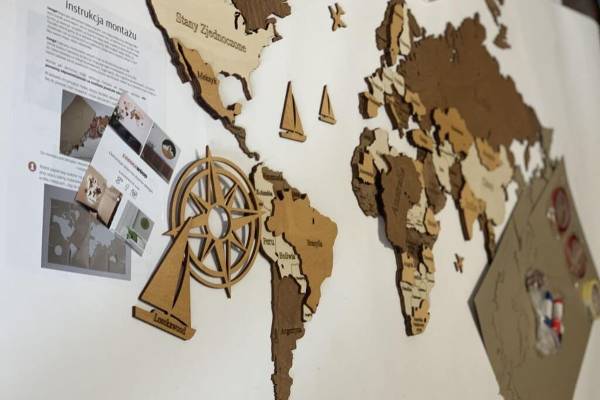 Drewniana mapa świata 3D - dlaczego warto ją mieć? - losokawood mapa swiata na sciane