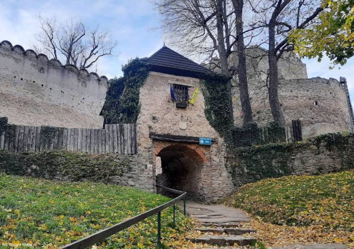 Wycieczka na Zamek Chojnik z Sobieszowa - mapa, czas wejścia i parking - brama wjazdowa do zamku chojnik