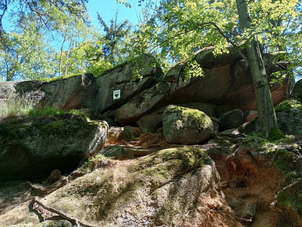 Wycieczka na Zamek Chojnik z Sobieszowa - mapa, czas wejścia i parking - jaskinia dziurawy kamien 1