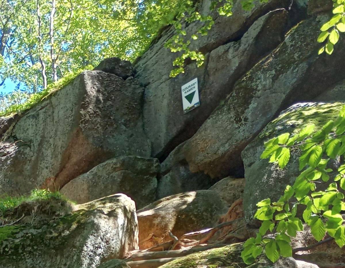 Wycieczka na Zamek Chojnik z Sobieszowa - mapa, czas wejścia i parking - jaskinia dziurawy kamien 2