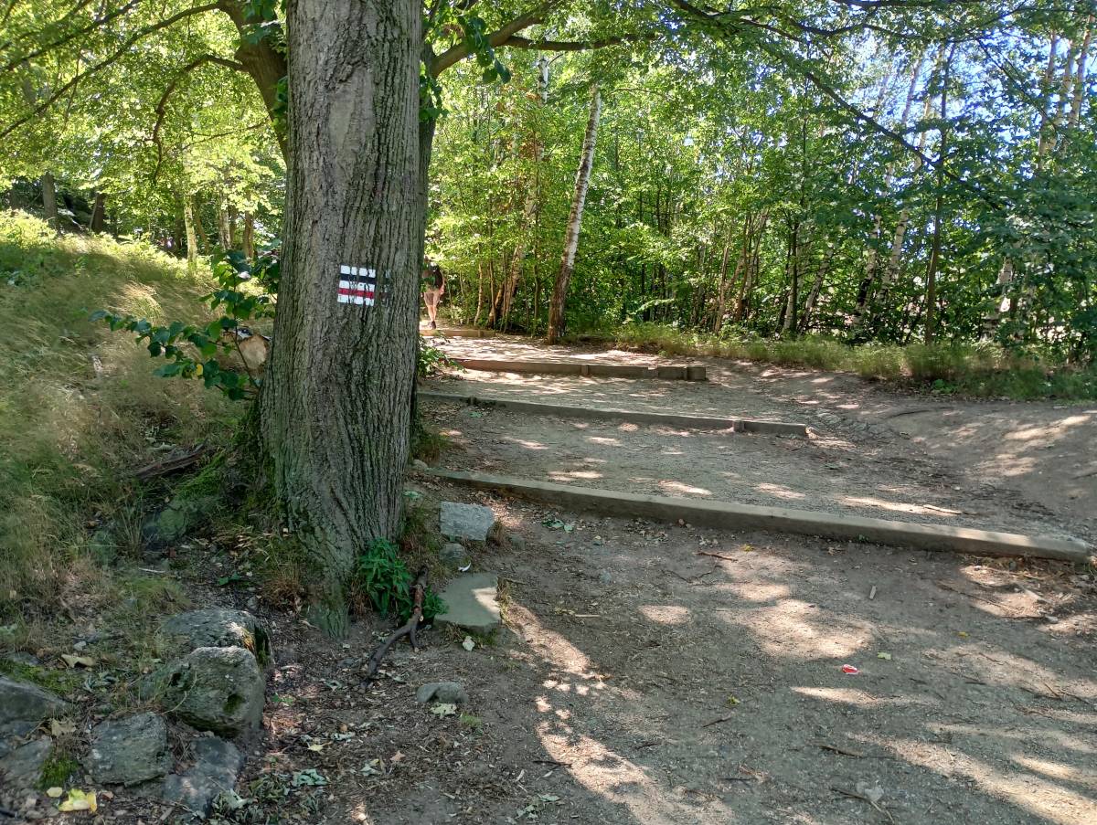 Wycieczka na Zamek Chojnik z Sobieszowa - mapa, czas wejścia i parking - podejscie szlakiem na zamek chojnik