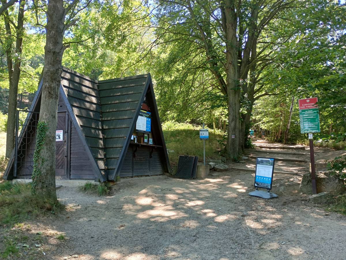 Wycieczka na Zamek Chojnik z Sobieszowa - mapa, czas wejścia i parking - punkt kasowy kpn pod zamkiem chojnik