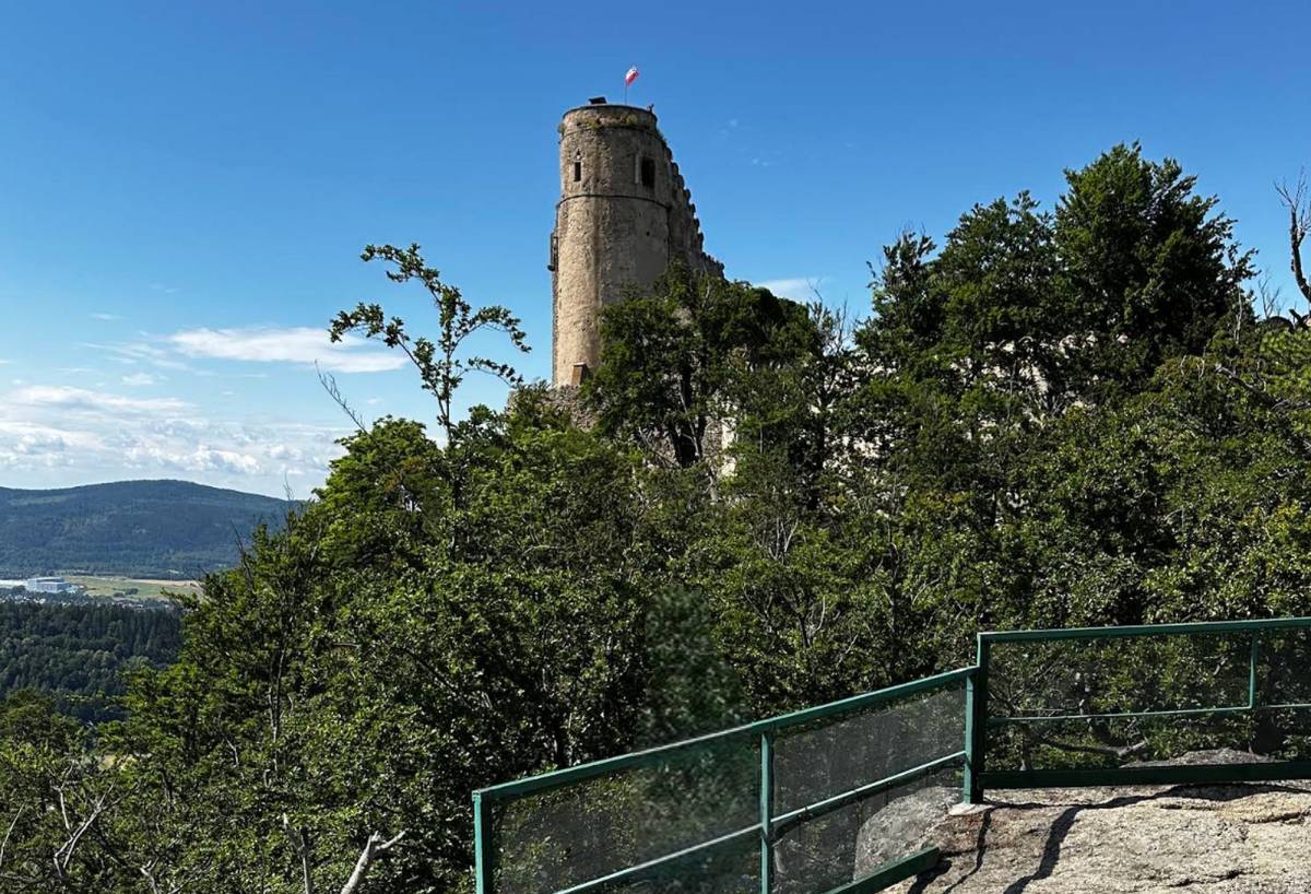 Wycieczka na Zamek Chojnik z Sobieszowa - mapa, czas wejścia i parking - punkt widokowy piekielny kamien g 5