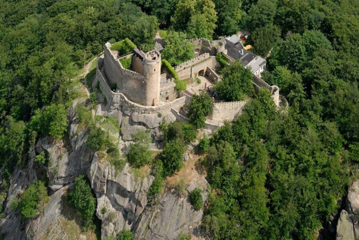 Wycieczka na Zamek Chojnik z Sobieszowa - mapa, czas wejścia i parking - zamek chojnik z lotu ptaka