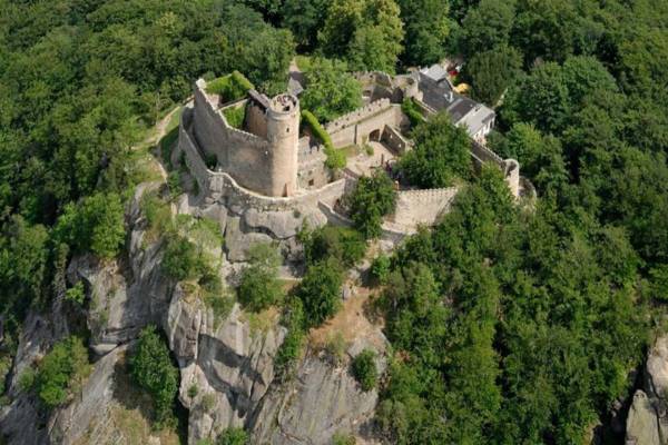 Wycieczka na Zamek Chojnik z Sobieszowa - mapa, czas wejścia i parking - zamek chojnik z lotu ptaka