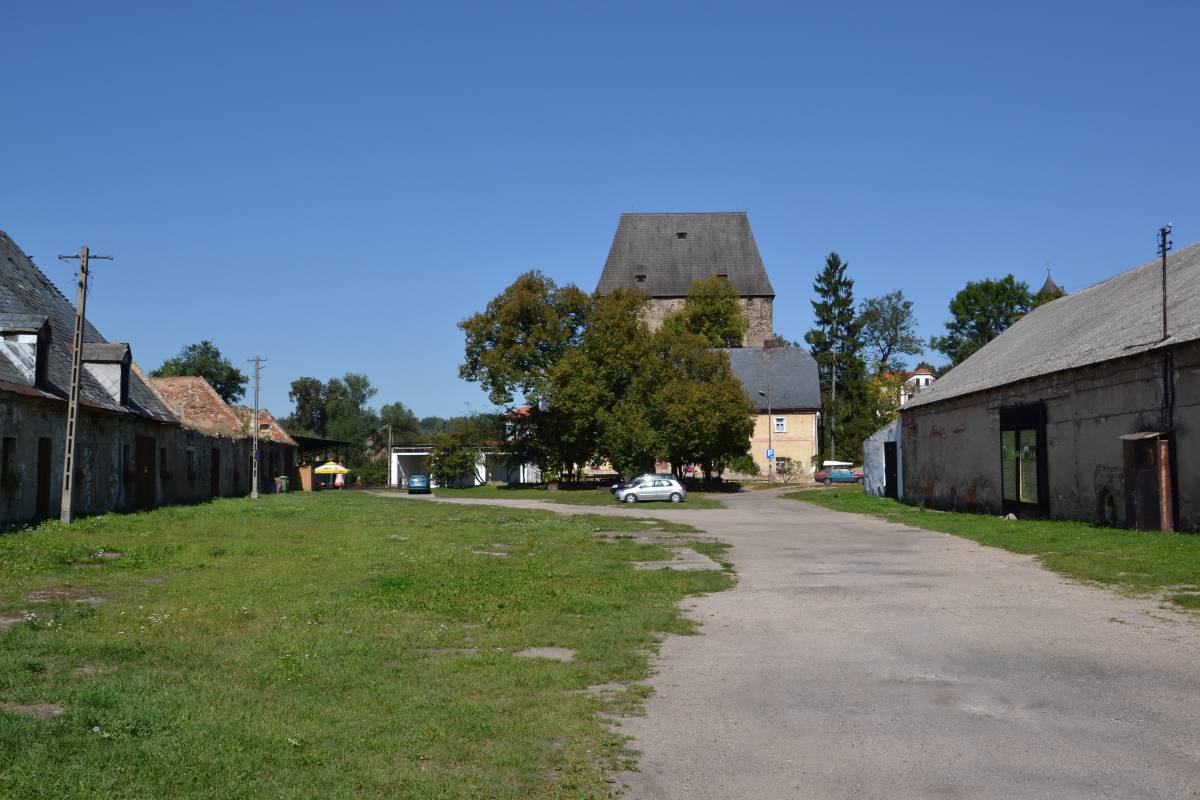 Nie tylko Chojnik. Odkryj mniej znane zamki okolic Jeleniej Góry - parking przy wiezy w siedlecinie