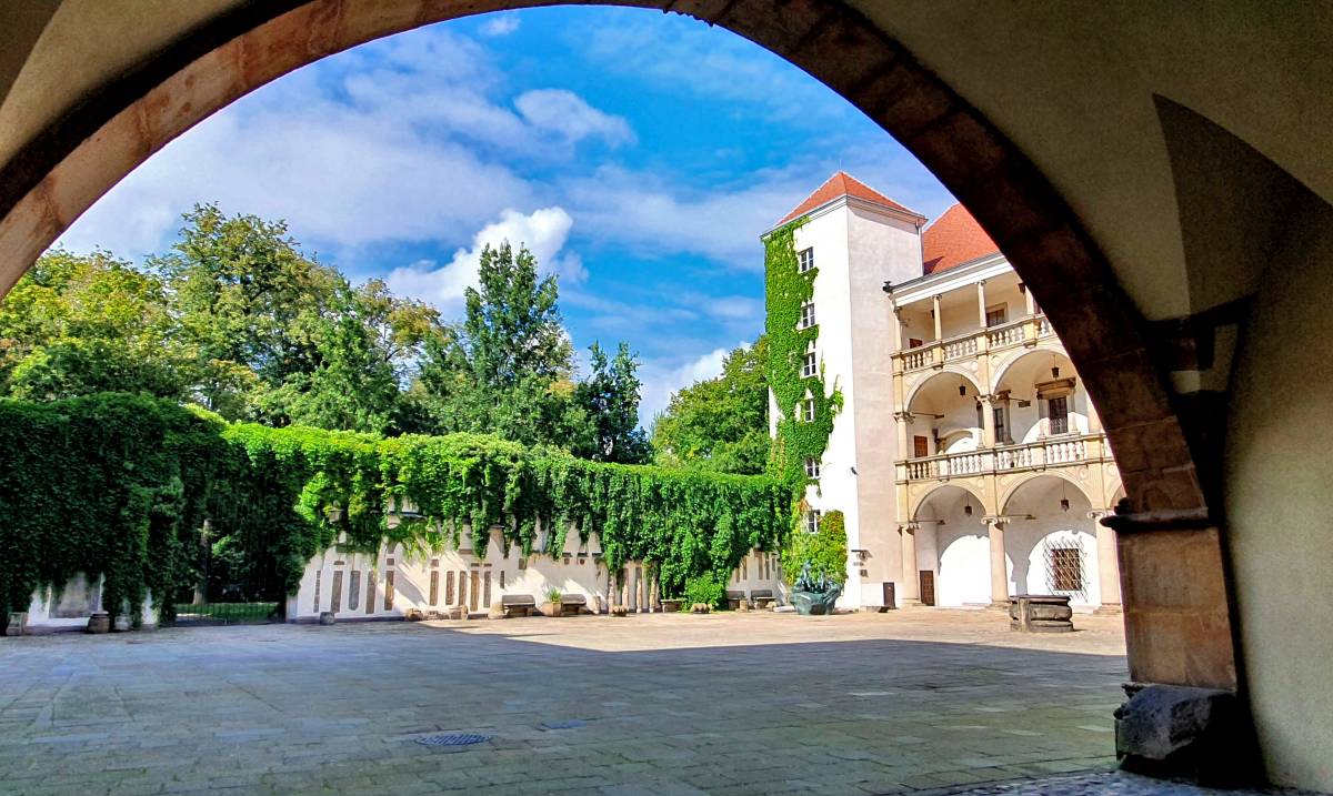 Brzeg: Co warto zwiedzić? Atrakcje, parkingi i restauracje - widok na dziedziniec zamku piastow slaskich