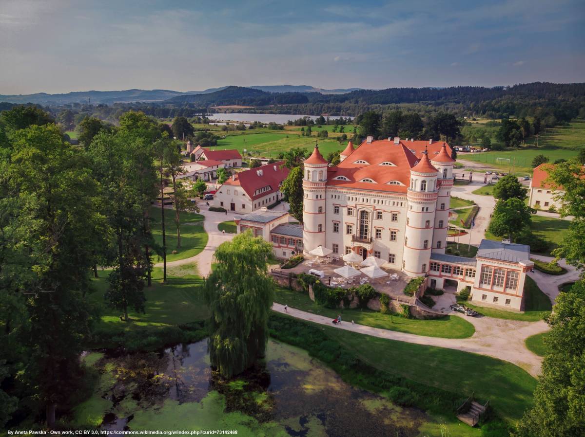 Dolina Pałaców i Ogrodów - palac i park w wojanowie z drona