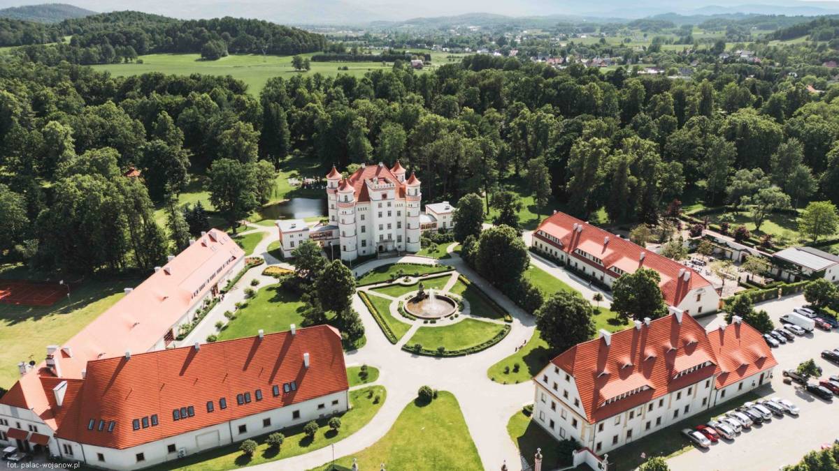 Dolina Pałaców i Ogrodów - palac w wojanowie z lotu ptaka 5