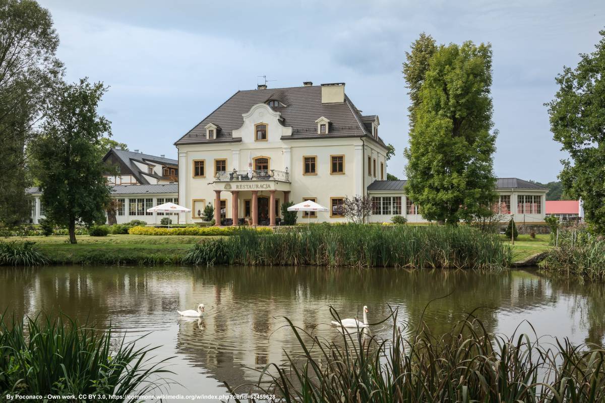 Co warto zobaczyć w Dolinie Pałaców i Ogrodów? Poznaj 10 najpiękniejszych rezydencji - kb palac na wodzie w staniszowie