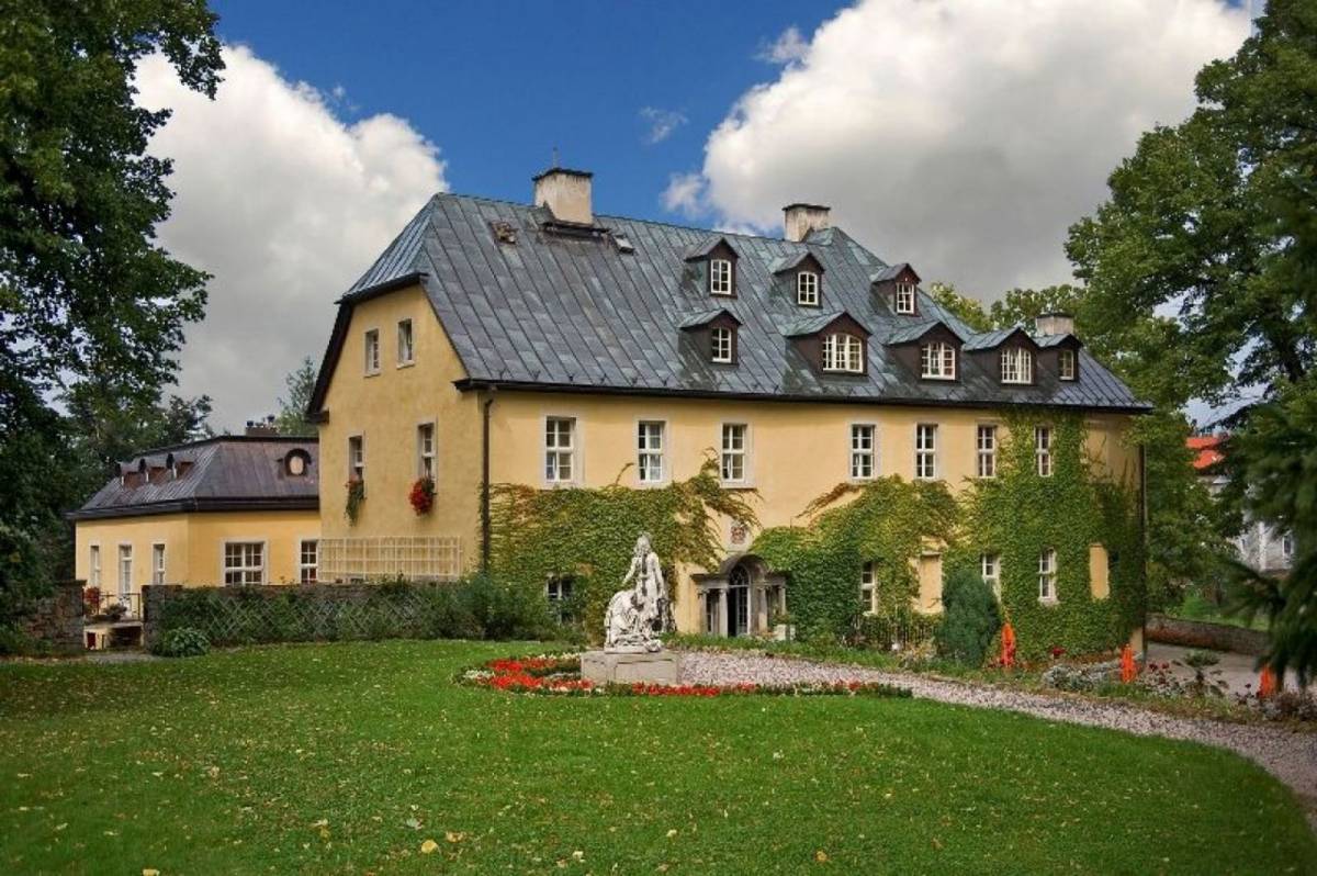 Co warto zobaczyć w Dolinie Pałaców i Ogrodów? Poznaj 10 najpiękniejszych rezydencji - staniszow 01