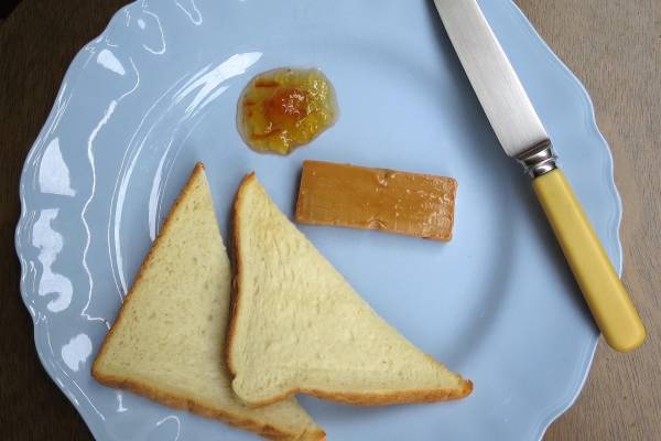 Kuchnia skandynawska: 7 dań, których musisz spróbować - brunost karmelowy ser norweski