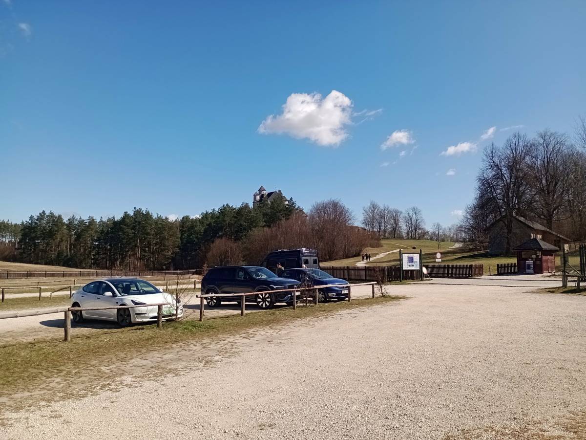 Zamek w Bobolicach i Mirowie + Skały Mirowskie: zwiedzanie, parkingi, mapa - parking pod zamkiem bobolice