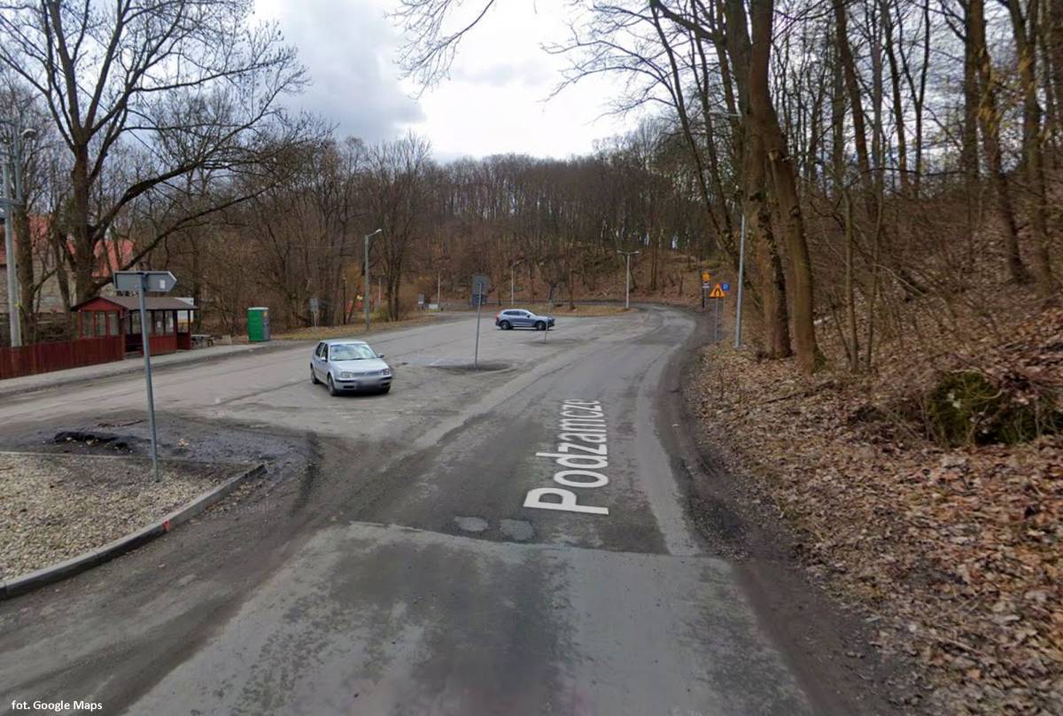 Wycieczka rowerowa: Zamek Korzkiew – Zamek Ojców. Odkryj uroki Doliny Prądnika na dwóch kółkach! - parking pod zamkiem korzkiew