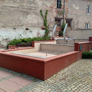 Fontanna z rogatymi saniami w Kowarach - fontanna z rogatymi saniami w kowarach 2024