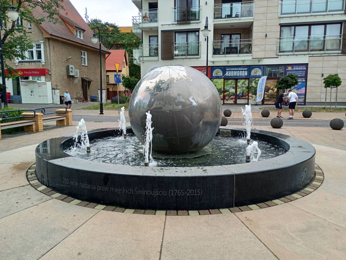 Fontanna upamiętniająca 250-lecie praw miejskich Świnoujścia - fontanna upamietniajaca 250 lecie praw miejskich swinoujscia 4