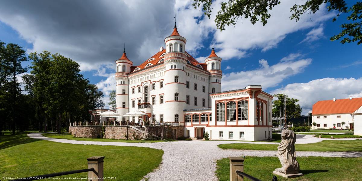 Pałac w Wojanowie - widok na bajkowy palac w wojanowie