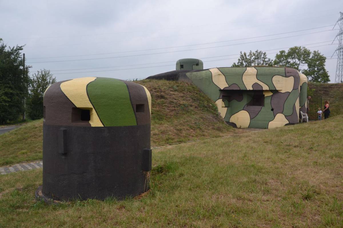Kopuły pancerne przy schronie nr 52 w Wesołej