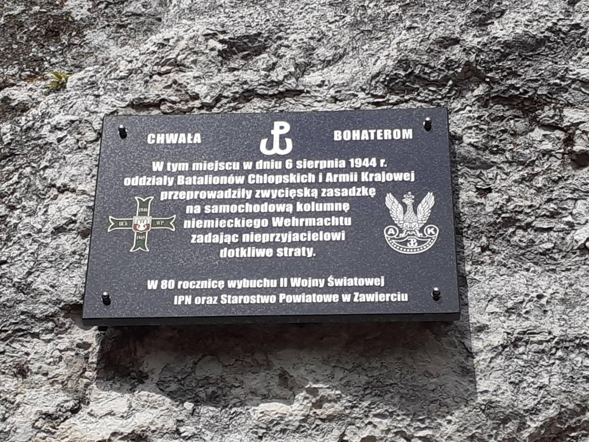 Tablica upamiętniająca żołnierzy AL i BCH w Podlesicach