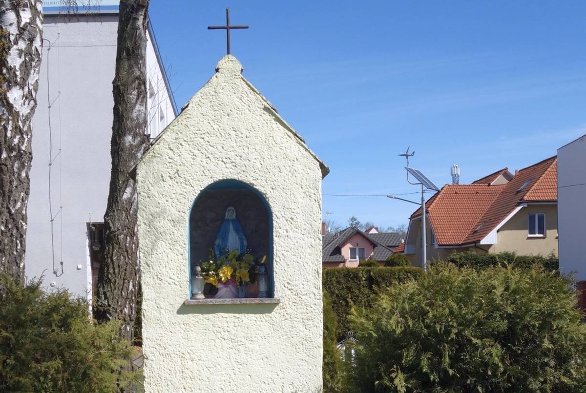 Kapliczka przydrożna w Dziwnówku - kapliczka przydrozna w dziwnowku 5