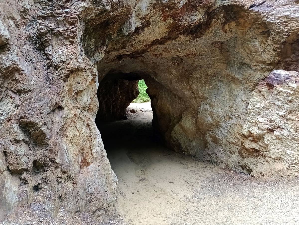 Tunel skalny pomiędzy Żółtym a Purpurowym Jeziorkiem